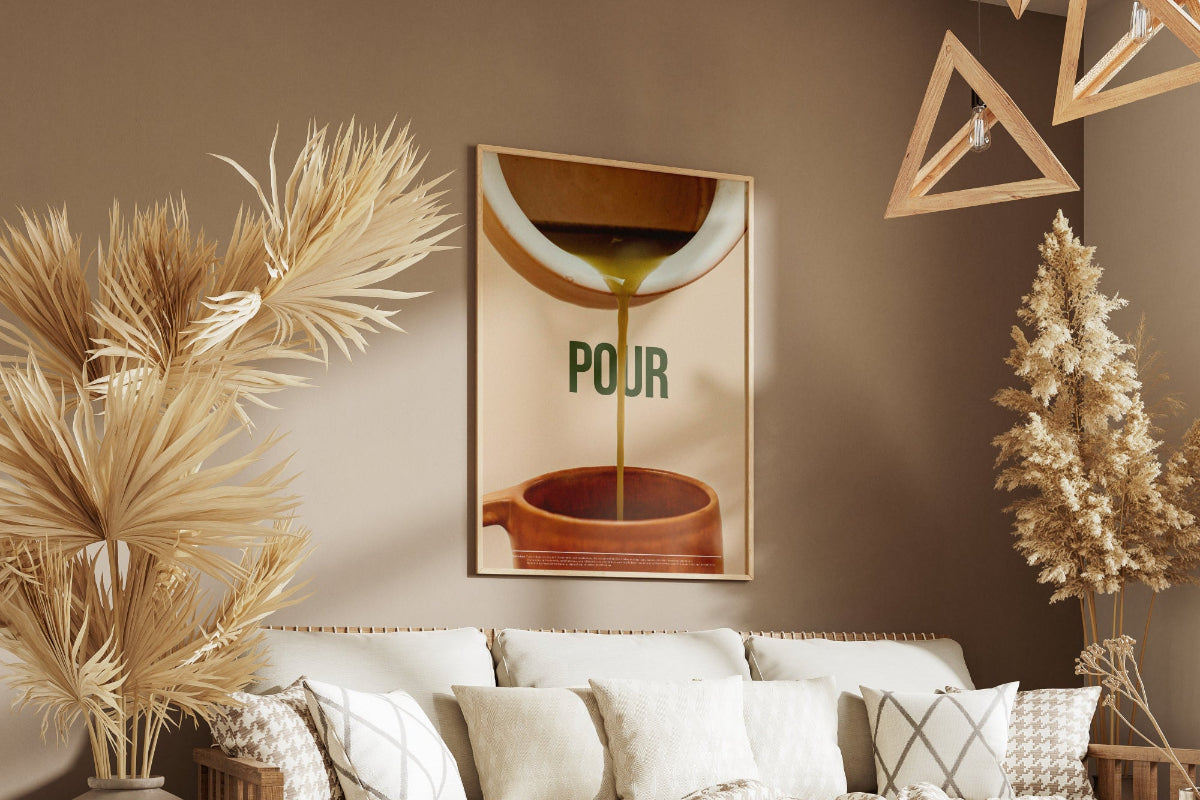 Ästhetisch eingerichteter Raum mit Poster "Pour" an der Wand